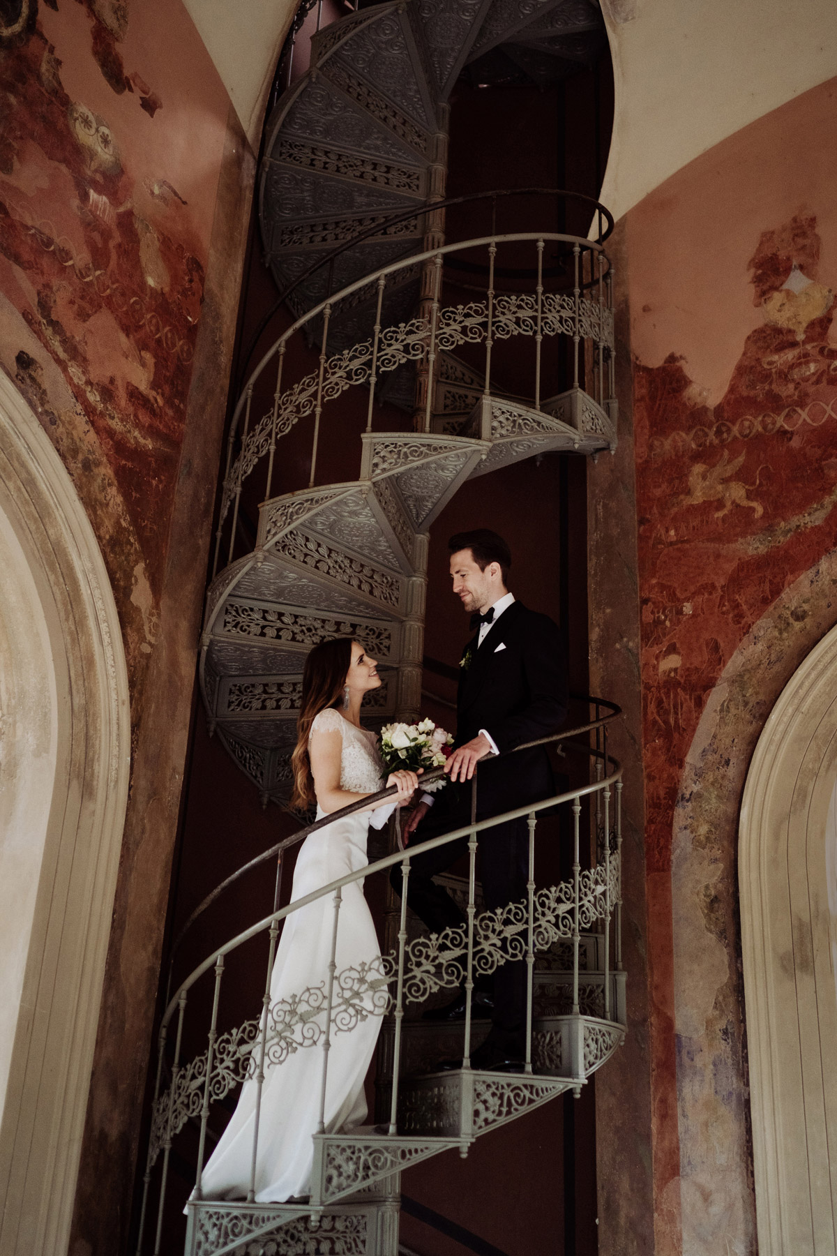 Belvedere Pfingstberg Hochzeit mit Paar das auf Wendeltreppe steht von HOchzeitsfotograf Potsdam aus Berlin
