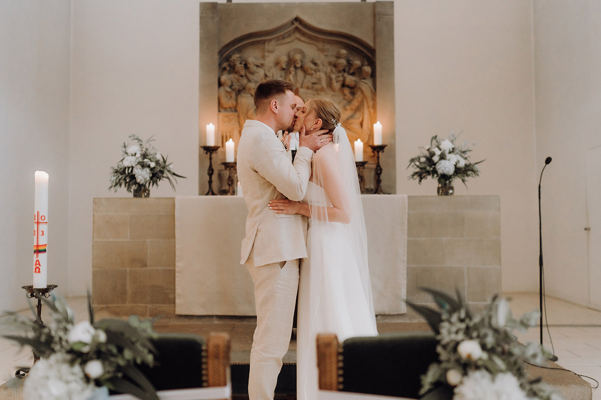 in Grunewaldkirche küsst sich Paar zur Hochzeit