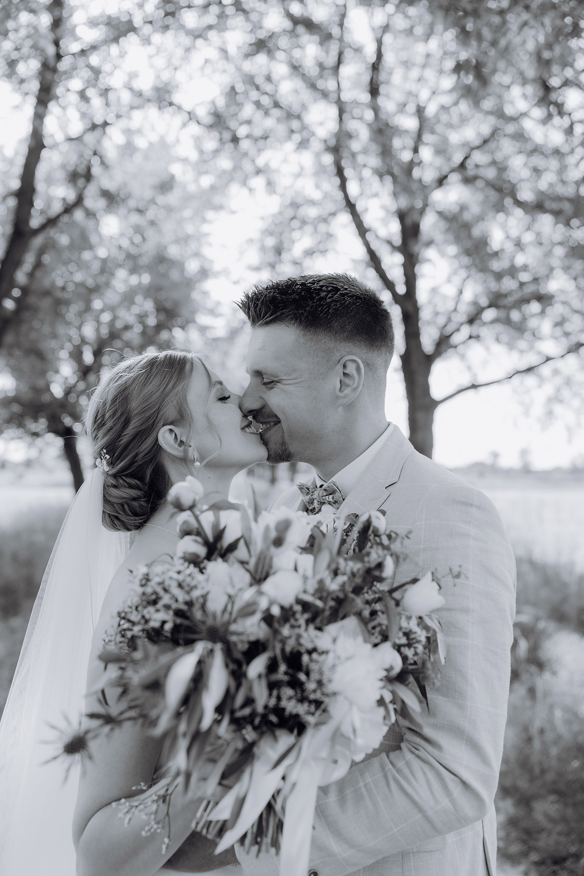 Natürliche Hochzeitsfotos von Hochzeitsfotografin Berlin: Das Paar küsst sich bei Fotoshooting im Grünen während Restaurant Hochzeit im Ristorante Cappuccino Gatow. MEHR HOCHZEITSFOTOS IM BLOG. © www.hochzeitslicht.de #hochzeitslicht