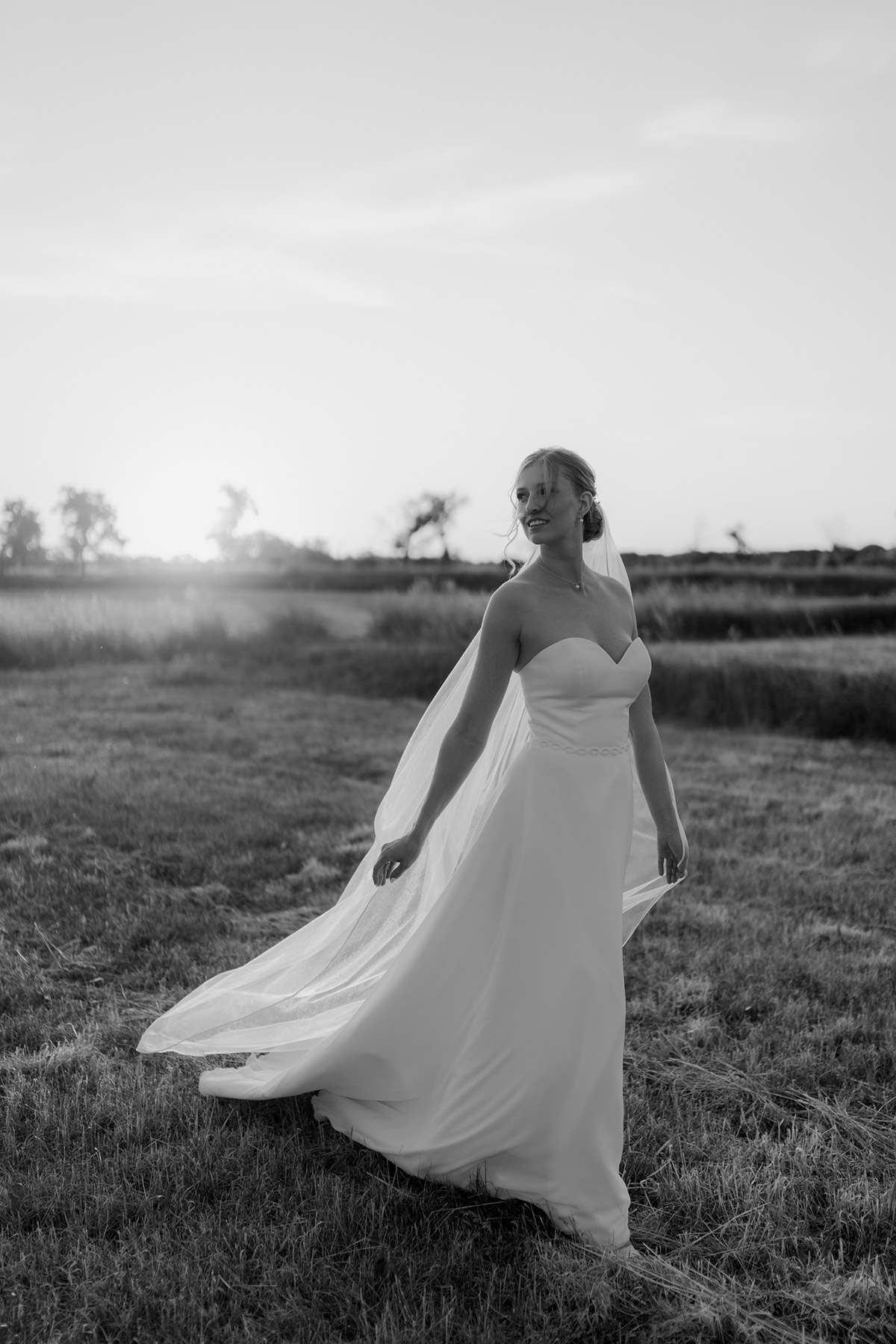 Hochzeitsfotograf Berlin gibt Tipps zum Posieren: Hochzeitsfoto von echter Braut mit langem Schleier bei Sonnenuntergang während Hochzeit im Ristorante Cappuccino Gatow. KLICKT DEN LINK FÜR MEHR FOTOS. © www.hochzeitslicht.de #hochzeitslicht