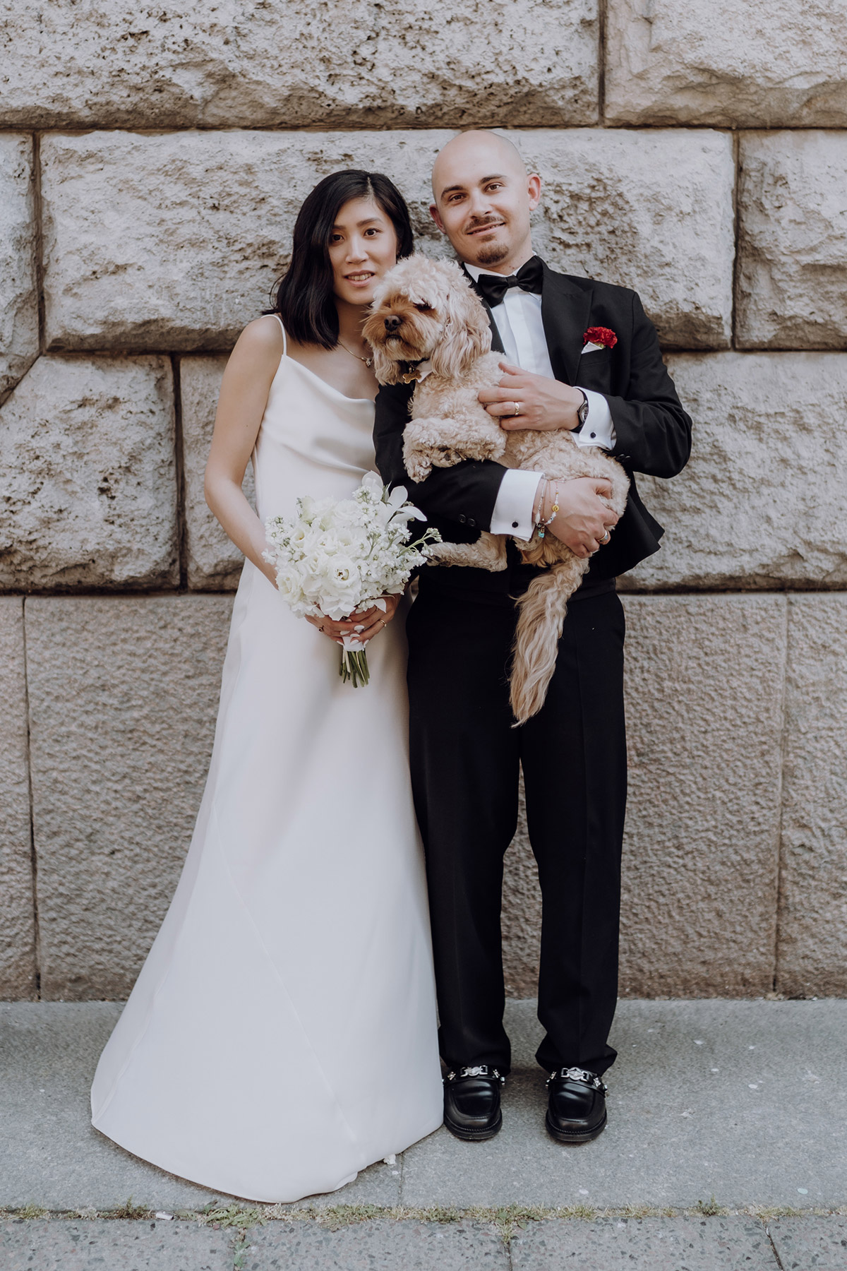 Heiraten mit Hund: Idee für Hochzeitsfoto von Brautpaar mit Hund bei echter Hochzeit mit Hochzeitsfotografin Berlin. MEHR HOCHZEITSFOTOS IM BLOG. © www.hochzeitslicht.de #hochzeitslicht