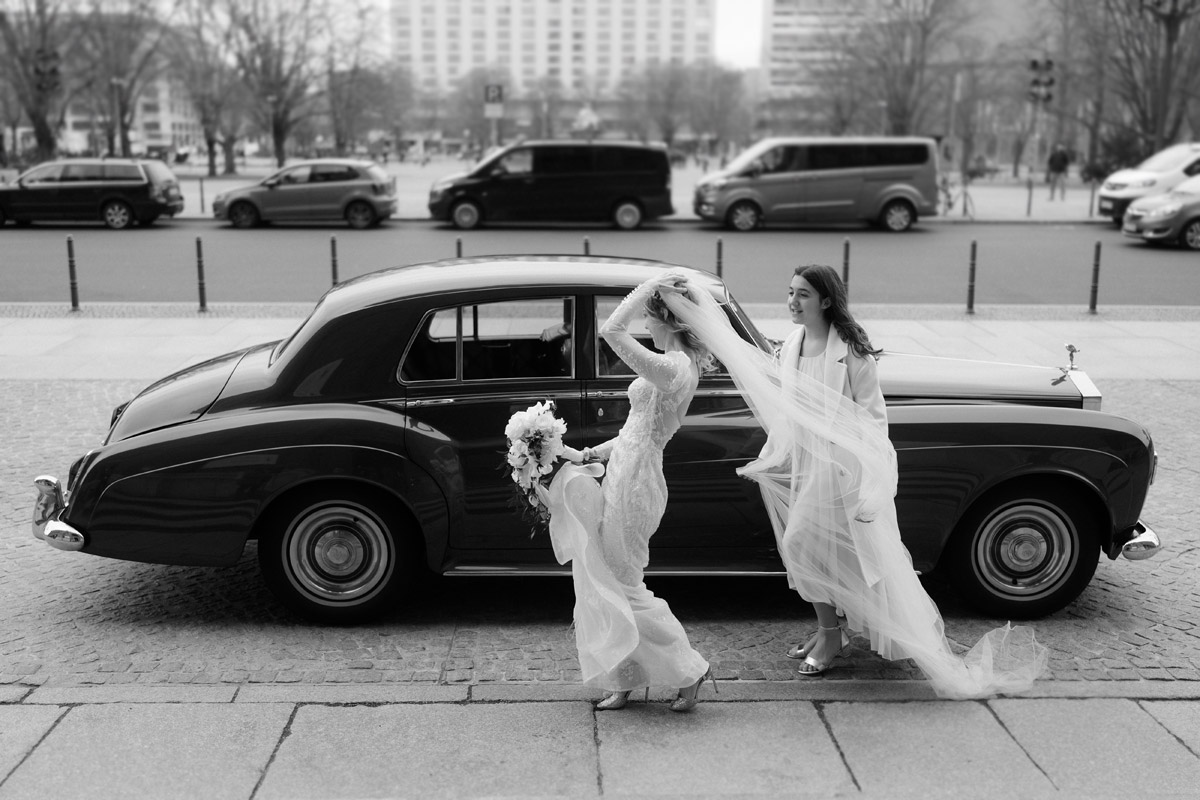 Braut fährt mit Rolls Royce zum Roten Rathaus