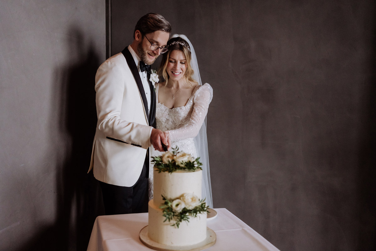 Baret Berlin Hochzeit: Paar schneidet Torte an