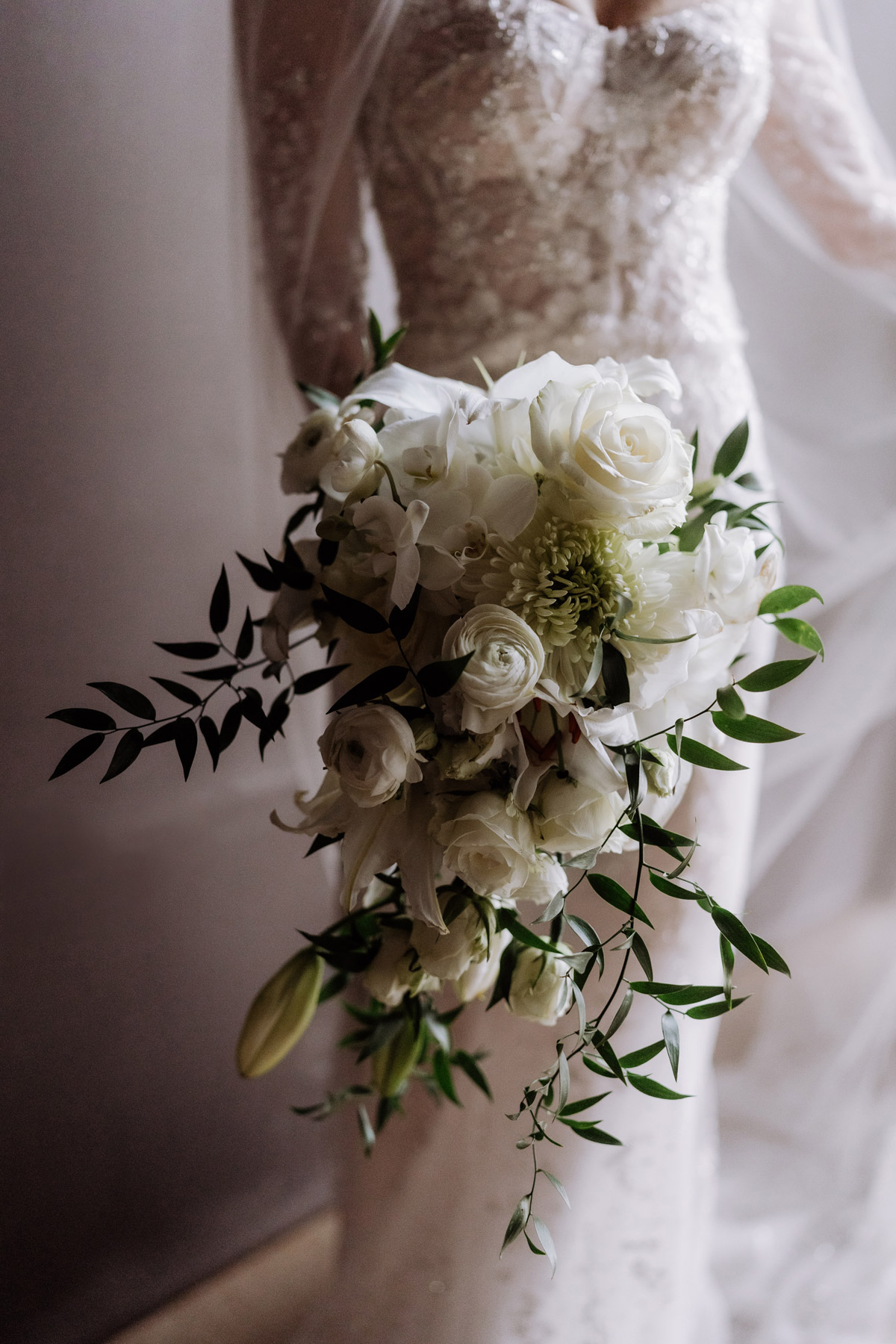 Brautstrauß in Tropfenform in Weiß und Grün mit Rosen, Ranunkeln und Lilien © www.hochzeitslicht.de #hochzeitslicht