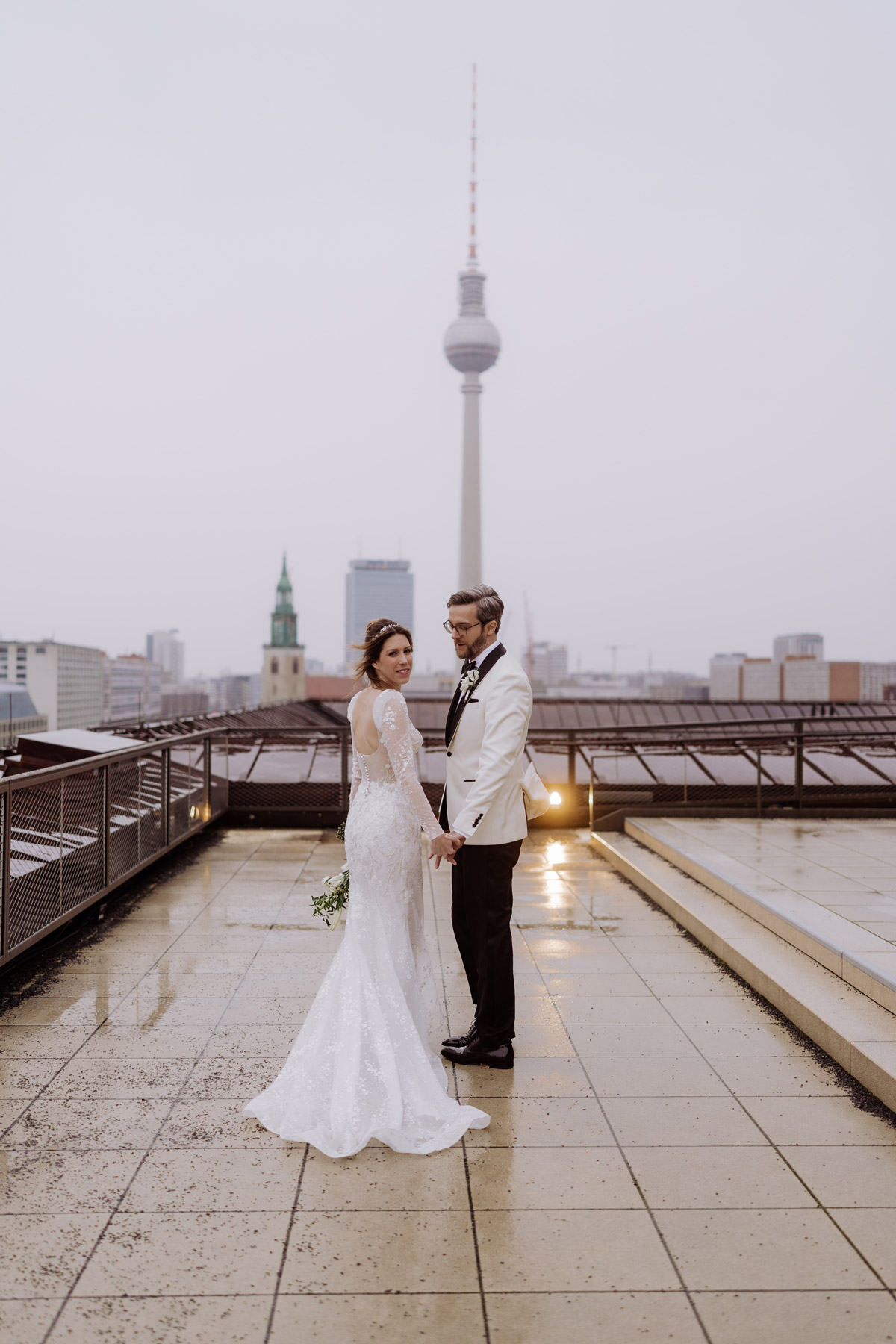 Paar steht auf Dachterrasse bei Baret Hochzeit Berlin
